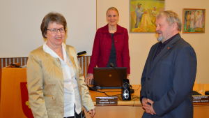Liane Byggmästar (SFP), tf. kommundirektör Malin Brännkärr och fullmäktiges ordförande Hans-Erik Lindgren (SFP). Liane Byggmästar (SFP), tf. kommundirektör Malin Brännkärr och fullmäktiges ordförande Hans-Erik Lindgren (SFP).