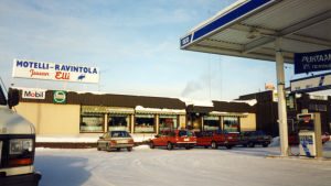Turnéövernattning i Juuka norrom Joensuu. motellövernattning på en bensinstation i Juuka.