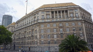 MI5, den inre brittiska säkerhetstjänsten har sitt högkvarter i Thames house vid floden Thames i London MI5, den inre brittiska säkerhetstjänsten har sitt högkvarter i Thames house vid floden Thames i London