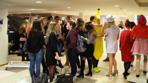 Arkivbild på abiturienter i Jakobstads gymnasium. Abiturienterna samlas i Jakobstads gymnasium.