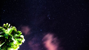 Satt och funderade en natt under stjärnhimlen över Guadeloupe. Stjärnhimlen över Guadeloupe