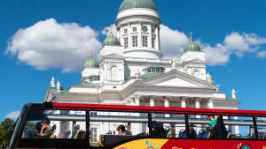 Helsingfors stad vill uppmuntra turister att promenera mera och använda sig av lokaltrafik. Turisteja kiertoajelubussissa, suurkirkko, senaatintori