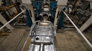 Det är ännu oklart hur stora följder av en eventuell strejk blir på bilfabriken men vid Valmet Automotive hoppas man att parterna kan komma överens innan strejken bryter ut. Auton runko liukuhihnalla.