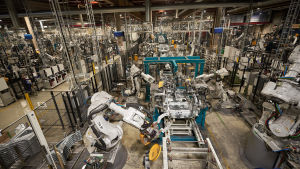 Bilfabriken i Nystad har permitterat en stor del av personalen Robotit rakentavat autoja.