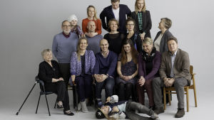 ”Jag önskar att jag skulle ha endast ett hem. Att vi alla skulle bo i samma hem” Penny f. 2004 (Perhealbumi) Övre raden fr.v. storebror Veikko, storasyster Anna, morbror Tumppi, och storasyster Marja. På andra raden farfar, Veikkos pappa Ykä, mamma, mammas fru Kaisa och farmor. På främre raden gamla mormor, pappas fru Jonna, pappa, gudmor Maria, mormor och morfar. På golvet Penny Pennys familjeporträtt
