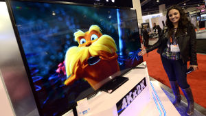 Sarah Mehrabzabeh visar upp en 84 tum stor smart-tv med inbyggd kamera på en mässa i Las Vegas, USA. Sarah Mehrabzabeh visar upp en 84 tum stor smart-tv med inbyggd kamera på en mässa i Las Vegas, USA.