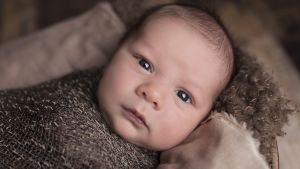 Både flickor och pojkar kan vara bärare av den muterade genen, men sjukdomen drabbar männen. Baby.