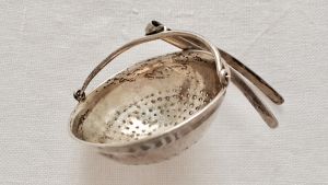 En antik tesil i silver som placeras i tekannans pipa. En tesil i silver.