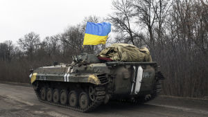 Strider utkämpas i östra och sydöstra Ukraina. Ett ukrainskt trupptransportfordon