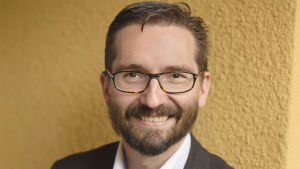 SFP:s partisekreterare Fredrik Guseff säger att kommunernas statsandelar också kommer privata vårdbolag till godo om kommunerna köper tjänster med servicesedlar. Fredrik Guseff