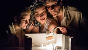 Ett hem för vår tids Adam och Eva. På bilden iida Kuningas, Lidia bäck och Martin Bahne. Iida Kuningas, Lidia Bäck och Martin Bahne i Paradisdoktrinen.