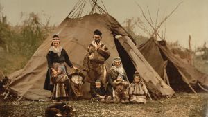 De samiska kvinnorna sov i skilda kåtor när de menstruerade. Samisk familj framför en kåta i början av 1900-talet