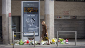 Maalbeeks metrostation i Bryssel. Blommor utanför Maalbeeks metrostation i Bryssel den 30 mars 2016.