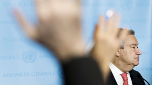 FN:s generalsekreterare António Guterres uppmanar regeringar i världens länder att inkludera skydd mot kvinnor i sina insatser mot coronapandemin. Antonio Guterres.