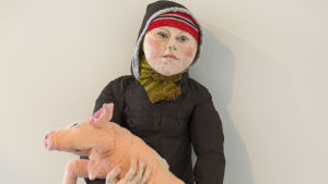 Det är bara en bonus om någon annan uppskattar min konst, säger Pauliina. Pauliina Turakka Purhonens skulptur.
