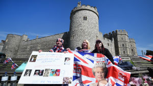 Rojalister firar drottningen utanför Windsor castle. Rojalister firar drottning Elizabeths nittioårsdag vid Windsor castle.