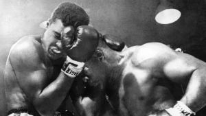 Ammattinyrkkeilyn raskaansarjan maailmanmestaruusottelu ? Cassius Clay (Muhammad Ali) ja vastustaja Sonny Liston.