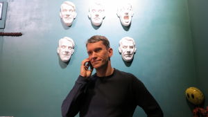 Aleksej Sergienko placerade sju känslor i samma museum Konstnären Aleksej Sergienko placerade känslor i ett museum.
