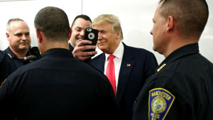 Donald Trump träffade ofta poliser under valkampanjen. I början av året mötte han poliser från Manchester, den största staden i delstaten New Hampshire. I början av året mötte Donald Trump poliser från Manchester i New Hampshire.