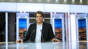 Bernard Tapie i en fransk tv-studio i juli 2013 Affärsmannen Bernard Tapie i en fransk TV-studio 1.7.2013