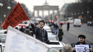Demonstrationståg i Berlin krävde att Turkiet friger den tysk-turkiske journalisten Deniz Yucel 19.2.2017 Demonstrationståg i Berlin kräver att Turkiet friger den tysk-turkiske journalisten Deniz Yucel 19.2.2017