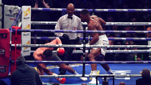 Joshua hade tre gånger ner Klytjko för räkning. Anthony Joshua slår ner Volodymyr Klytjko, våren 2017.