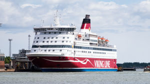 Viking Line har ännu engångsartiklar ombord. Viking Gabriella matkustajalaiva Helsingin Katajanokan satamassa.