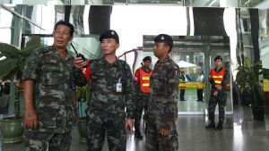 Militärsjukhuset i centrum av Bangkok spärrades av efter bombexplosionen. Det har utförts flera bombattacker i Bangkok under den senaste tiden. Militärsjukhuset i centrum av Bangkok spärrades av efter bombexplosionen. Det har utförts flera smärre bombattacker i Bangkok under den senaste tiden