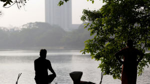 Indier idkar yoga vid sjö i Calcutta Man idkar yoga i vid en sjö i Calcutta