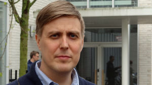 Harry Lunabba är forskare och expert inom socialt arbete vid Helsingfors universitet. Han för fram tanken om att tala om mäns våld mot kvinnor som en säkerhetspolitisk fråga. Politices doktor Harry Lunabba.