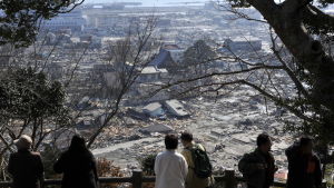 Femårsdagen av jordskalvet och tsunamin år 2011 infaller den 11 mars i år. Naturkatastrofen krävde omkring 15 000 dödsoffer och orsakade den värsta kärnkraftsolyckan sedan Tjernobyl år 1986 Femårsdagen av jordskalvet och tsunamin år 2011 infaller den 11 mars i år. Naturkatastrofen krävde omkring 15 000 dödsoffer och orsakade den värsta kärnkraftsolyckan sedan Tjernobyl år 1986