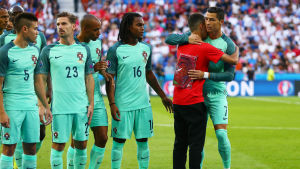 Cristiano Ronaldo är känd för att ta sig tid för supportrar på planen. En bollpojke poserar kramas om av Cristiano Ronaldo.