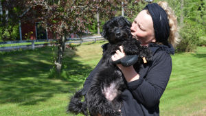 Iiu Ruohonen-Röppönen har nyss flyttat till Pernå. Hon är besviken över de dyra bussbiljetterna. Iiu Ruohonen-Löppönen med sin hund