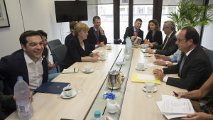 Tsipras träffade Merkel och Hollande i Bryssel innan toppmötet. Greklands premiärminister Alexis Tsipras, Tysklands förbundskansler Angela Merkel och Frankrikes president Francois Hollande under ett möte i Bryssel 7 juli 2015.