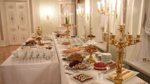 Trakteringen på slottsbalen måste kunna ätas på stående fot, därför är till exempel de karelska pirogerna i cocktailstorlek. Buffetbord på presidentens slott