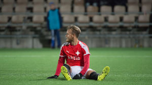 Mika Väyrynens och HIFK:s försäsong var ett fiasko. Mika Väyrynen sitter på planen.