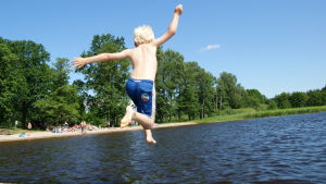 Pojke hoppar i havet.