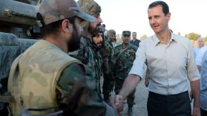 Syriens president Bashar al.Assad Bashar al-Assad skakar hand med en soldat.