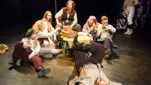 Teatern blir mer fysisk. Här en bild från teaterlinjens slutproduktion 2016 Sju bröder. Scen ur VNF:s teaterlinjes Sju bröder