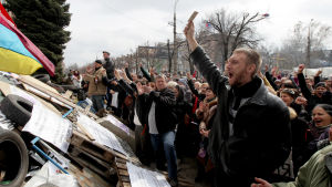 Proryska demonstranter i Lugansk i östra Ukraina.