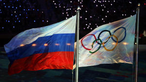 Rysslands flagga och den olympiska flaggan