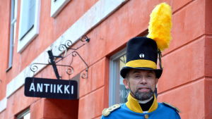 Thorbjörn Sirén kommer att bära sin karolineruniform. Thorbjörn Sirén i svensk karolineruniform