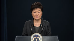 President Park Geun-Hye riskerar att dras inför riksrätt bland annat för tagande av mutor President Park Geun-hye höll ett tal till nationen 4.11.2016 då hon bad om ursäkt för sitt handlande.