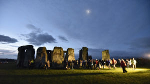 Stonehenge i gryningsljus. Tusentals människor har samlats för att fira vintersolståndet.