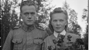Rintamahäät Rintamahäät etulinjoilla virkistysparakissa 1 km etulinjoilta. Morsian lotta Paula Tuominen ja sulhanen ylikersantti Viljo Salin.