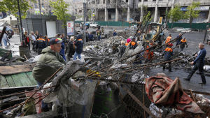 På Majdan-torget i Kiev rivs barrikaderna som stått kvar sedan maktskiftet i februari. Barrikader på Majdan rivs