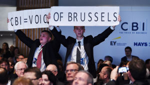 Häcklare lyfter upp en banderoll med texten "CBI = Bryssels röst" under premiärminister David Camerons tal på en CBI-konferens i november 2015 Häcklare lyfter upp en banderoll med texten "CBI = Bryssels röst" under premiärminister David Camerons tal på en CBI-konferens i november 2015