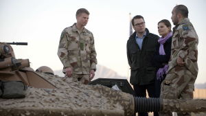 Kronprinsessan Victoria och prins Daniel besökte det finsk-svenska lägret Camp Northern Lights i Afghanistan i januari 2010. Kronprinsessan Victoria och prins Daniel står tillsammans med två svenska soldater vid en pansarvagn under ett besök i Afghanistan.