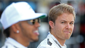 Relationen mellan Lewis Hamilton och Nico Rosberg var frostig. Nico Rosberg tittar på Lewis Hamilton.