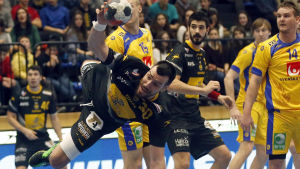Sverige förlorade sina tre sista förberedande matcher, bland annat mot Alex Dujshebaevs Spanien. Alex Dujshebaev skjuter, träningsmatch Sverige-Spanien, 9.1.2016.